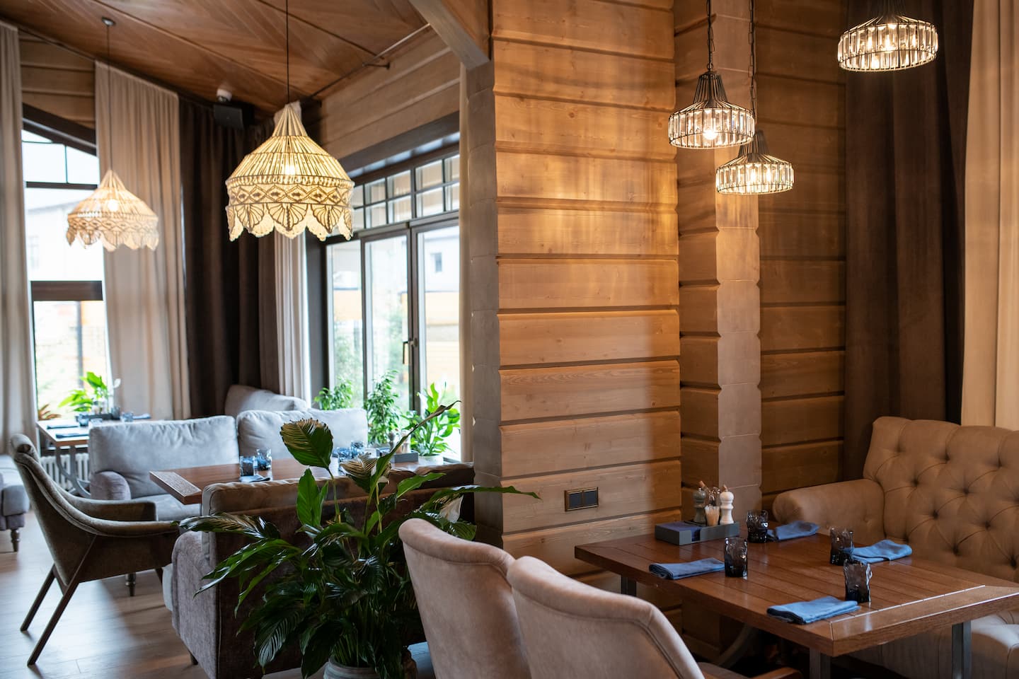 corner-of-modern-luxurious-restaurant-with-wooden-4AVS8GW