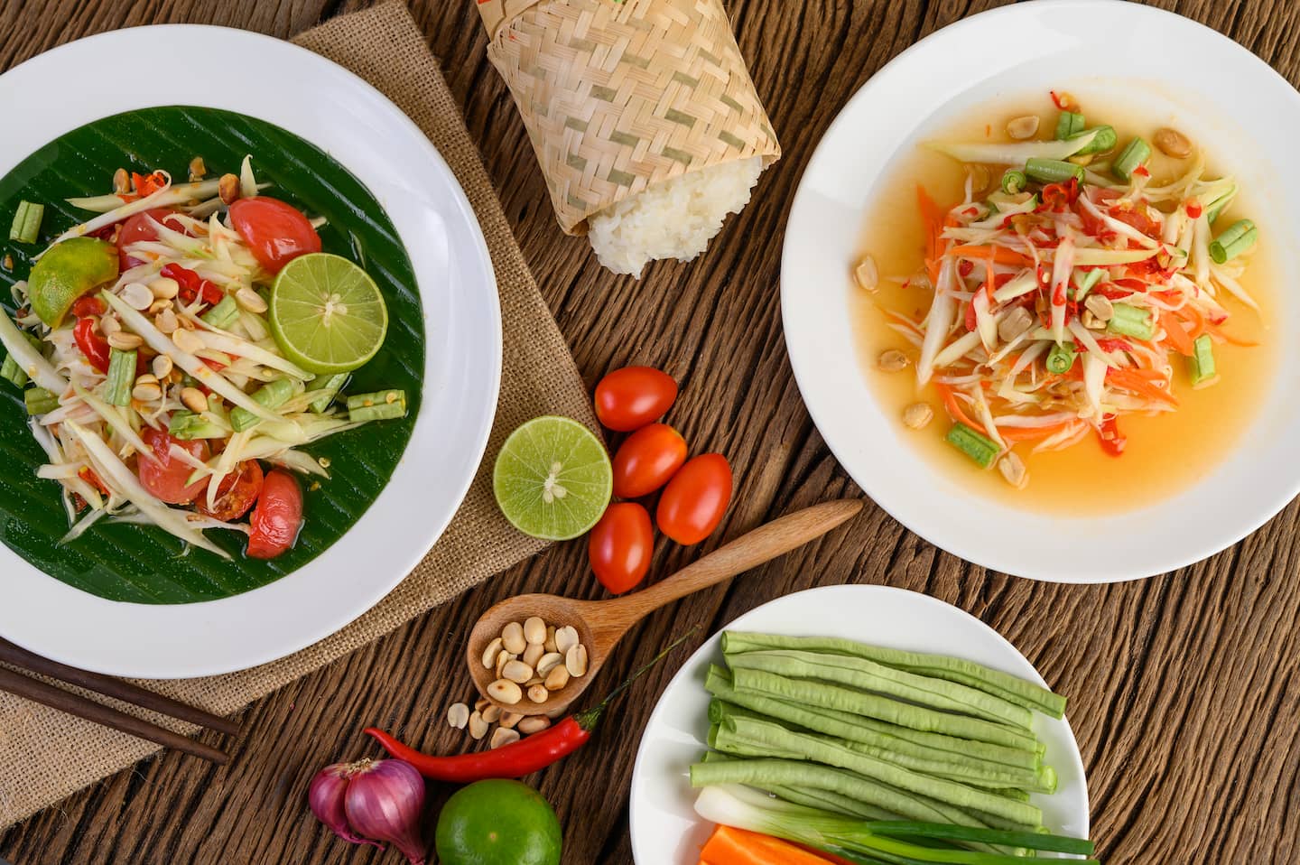 papaya-salad-som-tum-thai-on-a-white-plate-on-a-TV9GRZE